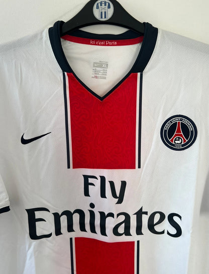 Maillot de foot vintage extérieur blanc et rouge du PSG de la saison 2007/2008. On peut retrouver l'équipementier Nike et le sponsor Fly Emirates. Il s'agit d'un maillot authentique d'époque.