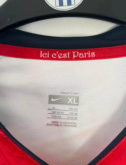 Maillot de foot vintage extérieur blanc et rouge du PSG de la saison 2007/2008. On peut retrouver l'équipementier Nike et le sponsor Fly Emirates. Il s'agit d'un maillot authentique d'époque.