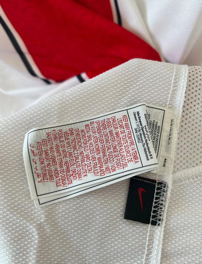 Maillot de foot vintage extérieur blanc et rouge du PSG de la saison 2007/2008. On peut retrouver l'équipementier Nike et le sponsor Fly Emirates. Il s'agit d'un maillot authentique d'époque.