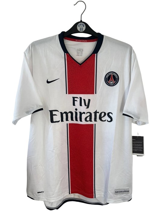 Maillot de foot vintage extérieur blanc et rouge du PSG de la saison 2007/2008. On peut retrouver l'équipementier Nike et le sponsor Fly Emirates. Il s'agit d'un maillot authentique d'époque.