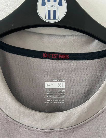 Maillot de foot vintage extérieur gris du PSG de la saison 2008/2009. On peut retrouver l'équipementier Nike et le sponsor Fly Emirates. Il s'agit d'un maillot authentique d'époque.