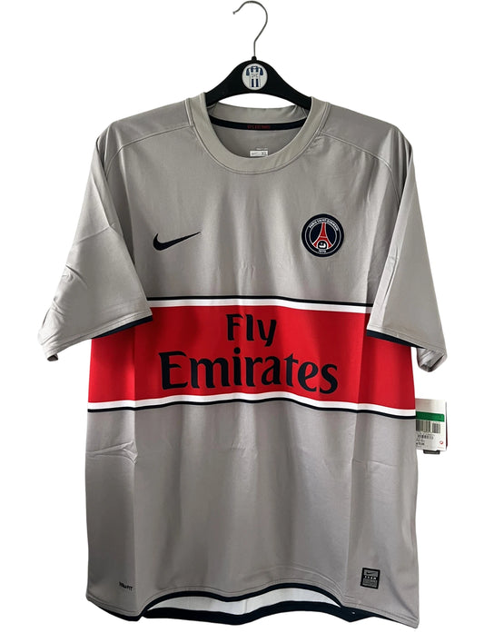 Maillot de foot vintage extérieur gris du PSG de la saison 2008/2009. On peut retrouver l'équipementier Nike et le sponsor Fly Emirates. Il s'agit d'un maillot authentique d'époque.