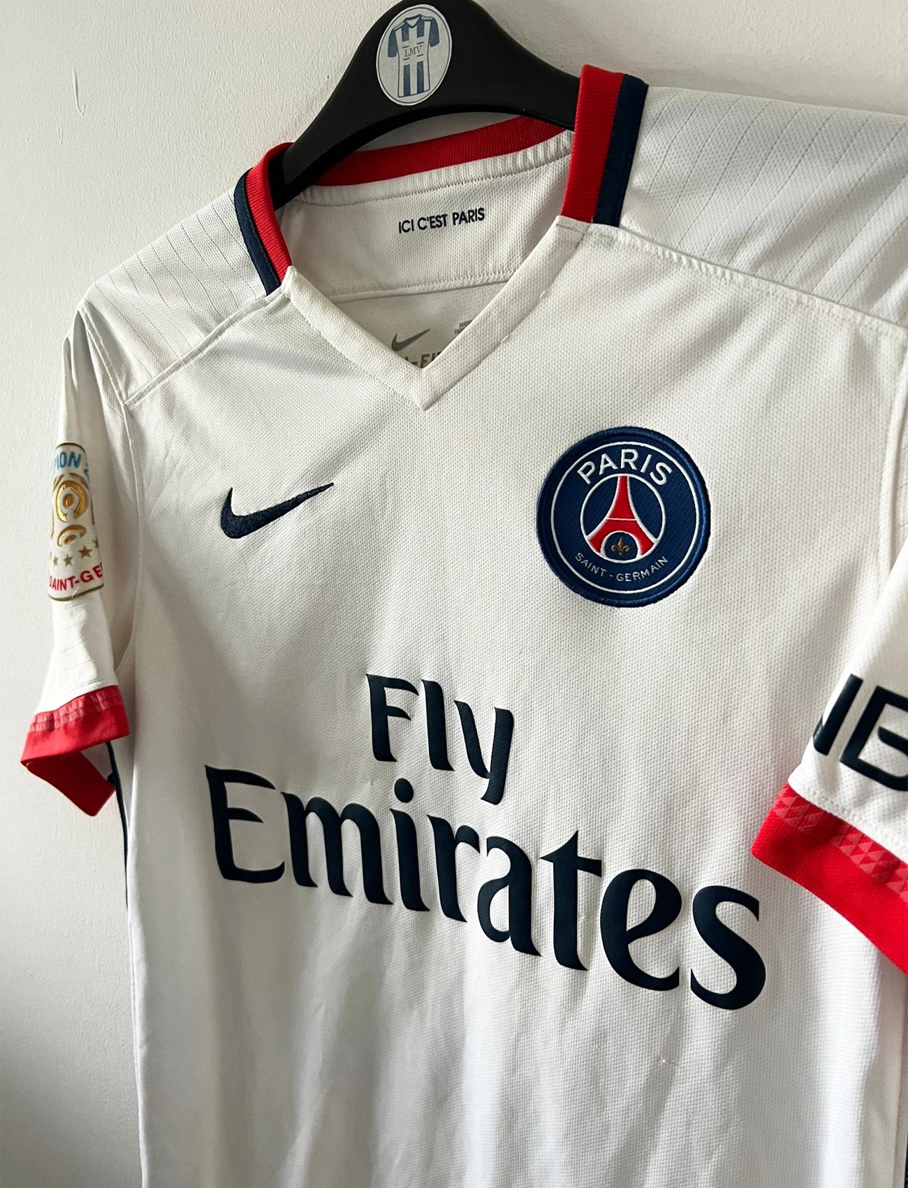 Maillot de foot vintage extérieur blanc du PSG 2015/2016. On peut retrouver l'équipementier Nike et le sponsor Fly Emirates. Le maillot est floqué du numéro 11 Di Maria. Il s'agit d'un maillot authentique d'époque.