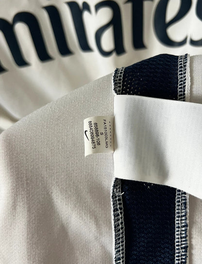 Maillot de foot vintage extérieur blanc du PSG 2015/2016. On peut retrouver l'équipementier Nike et le sponsor Fly Emirates. Le maillot est floqué du numéro 11 Di Maria. Il s'agit d'un maillot authentique d'époque.
