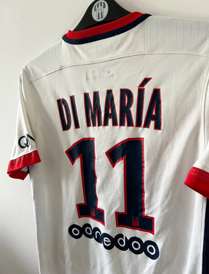Maillot de foot vintage extérieur blanc du PSG 2015/2016. On peut retrouver l'équipementier Nike et le sponsor Fly Emirates. Le maillot est floqué du numéro 11 Di Maria. Il s'agit d'un maillot authentique d'époque.