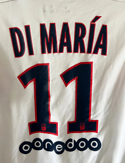 Maillot de foot vintage extérieur blanc du PSG 2015/2016. On peut retrouver l'équipementier Nike et le sponsor Fly Emirates. Le maillot est floqué du numéro 11 Di Maria. Il s'agit d'un maillot authentique d'époque.