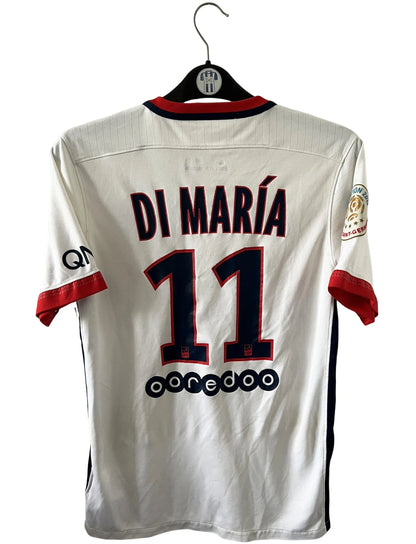 Maillot de foot vintage extérieur blanc du PSG 2015/2016. On peut retrouver l'équipementier Nike et le sponsor Fly Emirates. Le maillot est floqué du numéro 11 Di Maria. Il s'agit d'un maillot authentique d'époque.