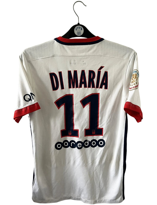 Maillot de foot vintage extérieur blanc du PSG 2015/2016. On peut retrouver l'équipementier Nike et le sponsor Fly Emirates. Le maillot est floqué du numéro 11 Di Maria. Il s'agit d'un maillot authentique d'époque.