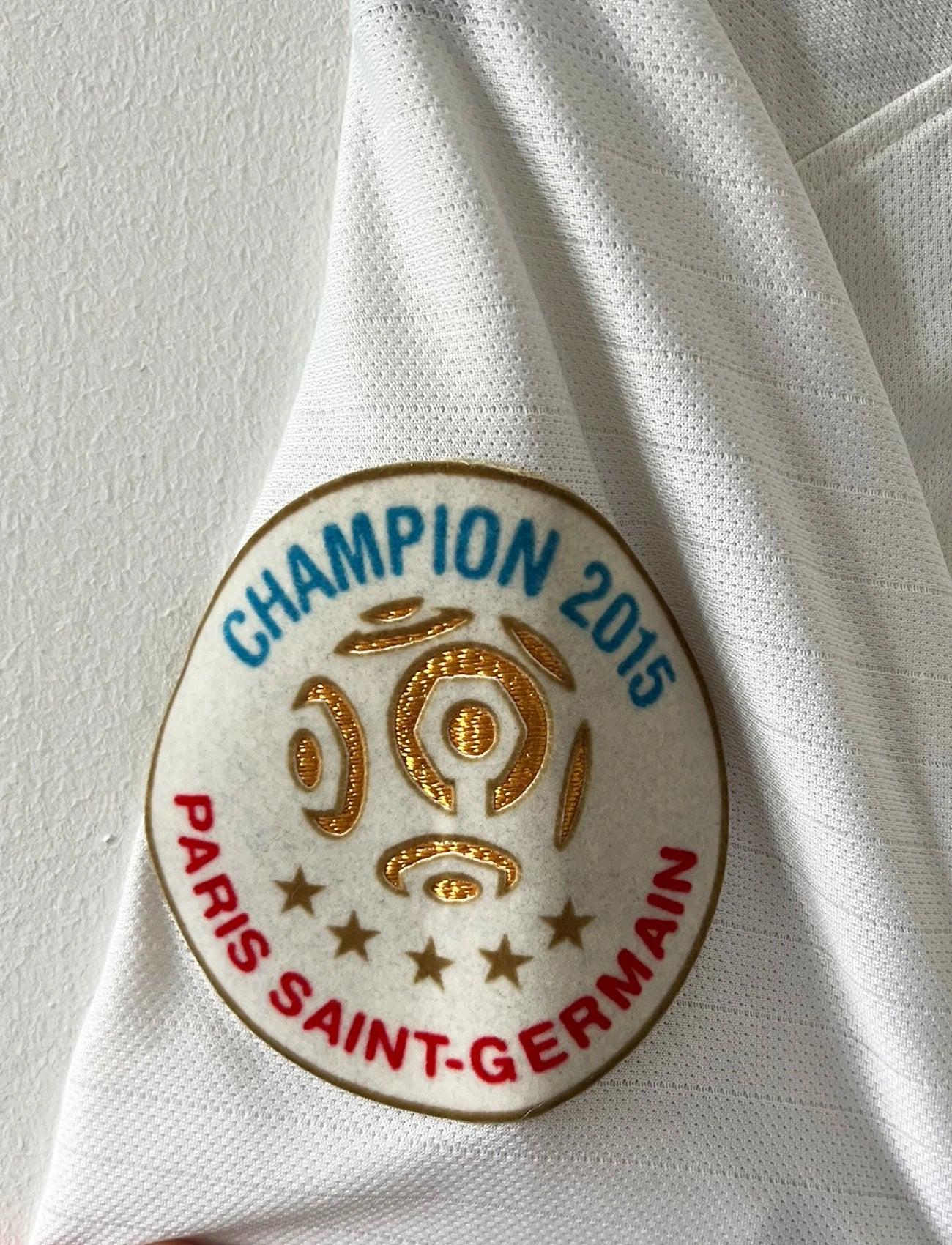 Maillot de foot vintage extérieur blanc du PSG 2015/2016. On peut retrouver l'équipementier Nike et le sponsor Fly Emirates. Le maillot est floqué du numéro 11 Di Maria. Il s'agit d'un maillot authentique d'époque.