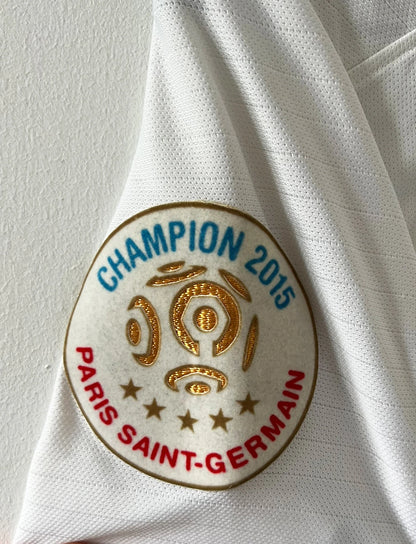 Maillot de foot vintage extérieur blanc du PSG 2015/2016. On peut retrouver l'équipementier Nike et le sponsor Fly Emirates. Le maillot est floqué du numéro 11 Di Maria. Il s'agit d'un maillot authentique d'époque.