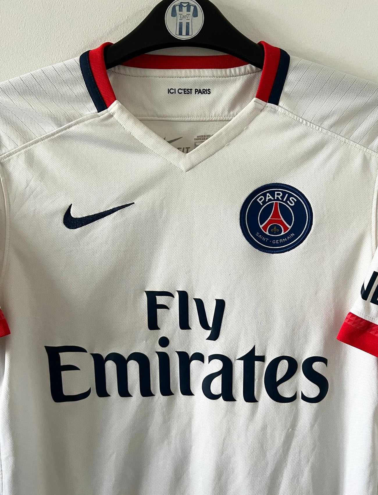 Maillot de foot vintage extérieur blanc du PSG 2015/2016. On peut retrouver l'équipementier Nike et le sponsor Fly Emirates. Le maillot est floqué du numéro 11 Di Maria. Il s'agit d'un maillot authentique d'époque.
