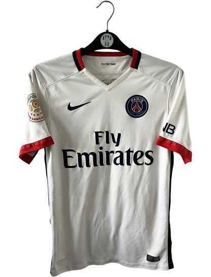 Maillot de foot vintage extérieur blanc du PSG 2015/2016. On peut retrouver l'équipementier Nike et le sponsor Fly Emirates. Le maillot est floqué du numéro 11 Di Maria. Il s'agit d'un maillot authentique d'époque.