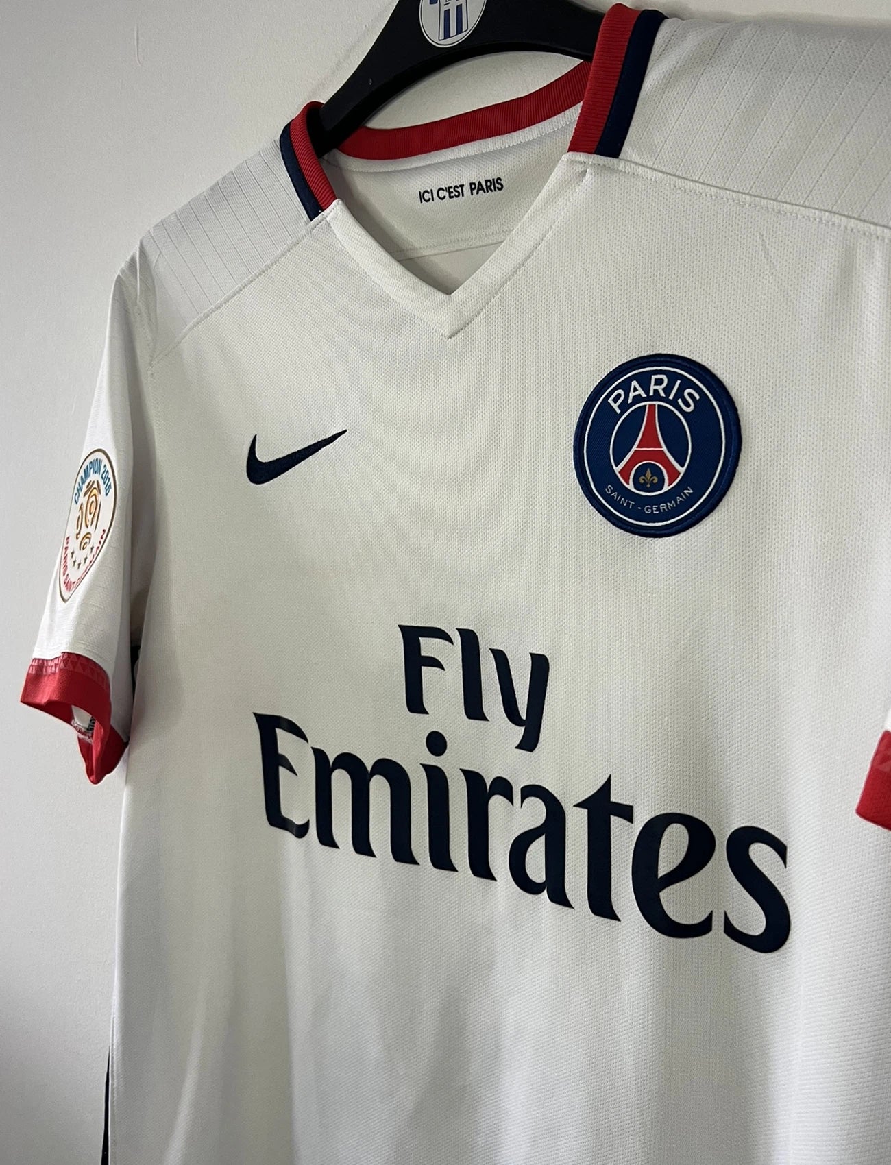 Maillot de foot vintage extérieur blanc du PSG de la saison 2015-2016. On peut retrouver l'équipementier nike et le sponsor fly emirates. Le maillot est floqué du numéro 10 Ibrahimovic. Il s'agit d'un maillot authentique d'époque comportant les numéros 88840899-106