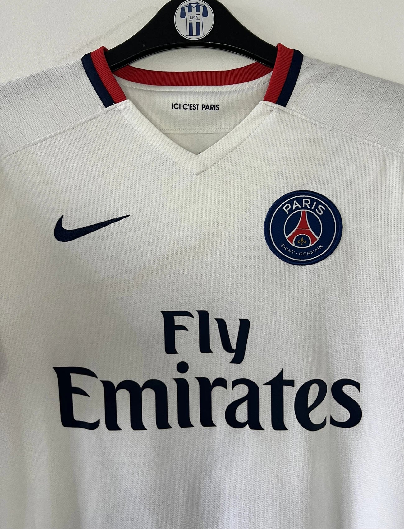 Maillot de foot vintage extérieur blanc du PSG de la saison 2015-2016. On peut retrouver l'équipementier nike et le sponsor fly emirates. Le maillot est floqué du numéro 10 Ibrahimovic. Il s'agit d'un maillot authentique d'époque comportant les numéros 88840899-106