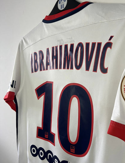 Maillot de foot vintage extérieur blanc du PSG de la saison 2015-2016. On peut retrouver l'équipementier nike et le sponsor fly emirates. Le maillot est floqué du numéro 10 Ibrahimovic. Il s'agit d'un maillot authentique d'époque comportant les numéros 88840899-106