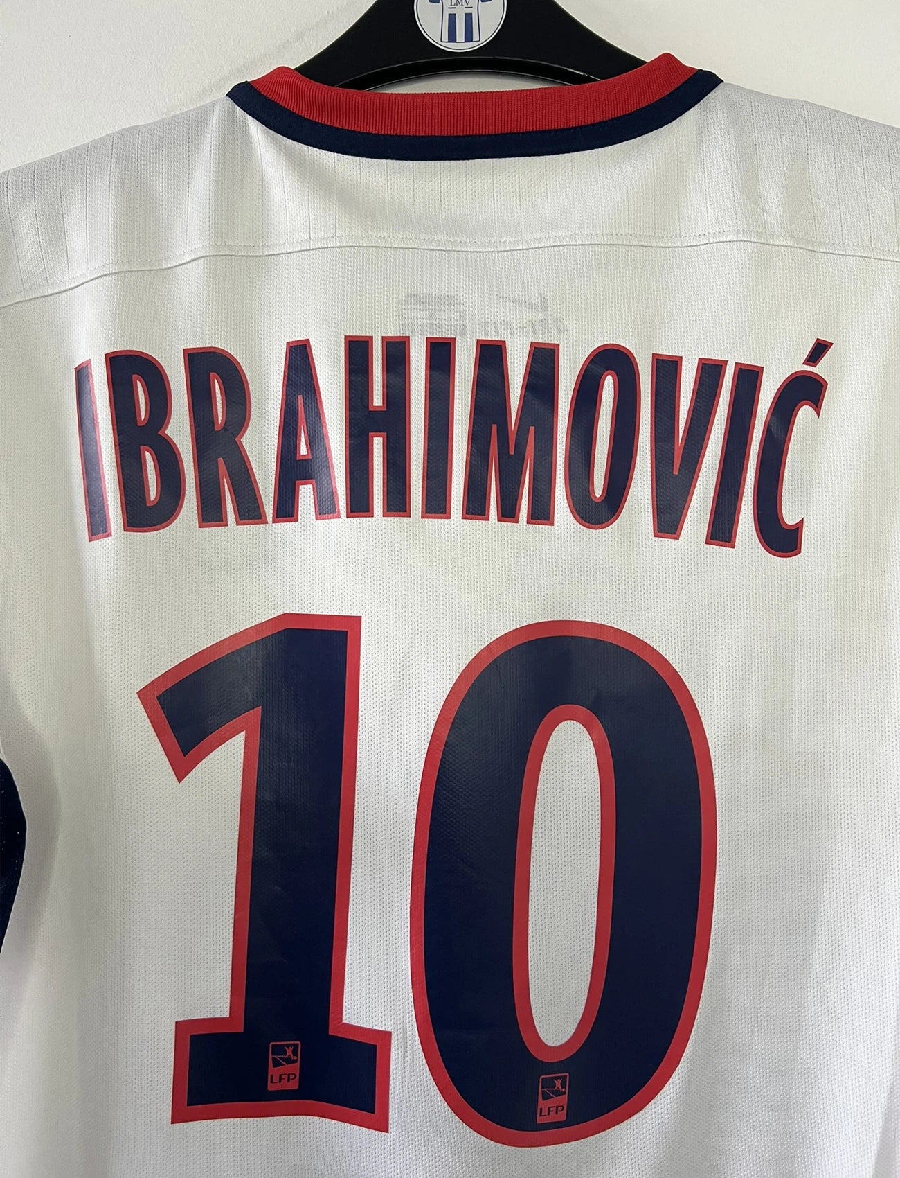 Maillot de foot vintage extérieur blanc du PSG de la saison 2015-2016. On peut retrouver l'équipementier nike et le sponsor fly emirates. Le maillot est floqué du numéro 10 Ibrahimovic. Il s'agit d'un maillot authentique d'époque comportant les numéros 88840899-106