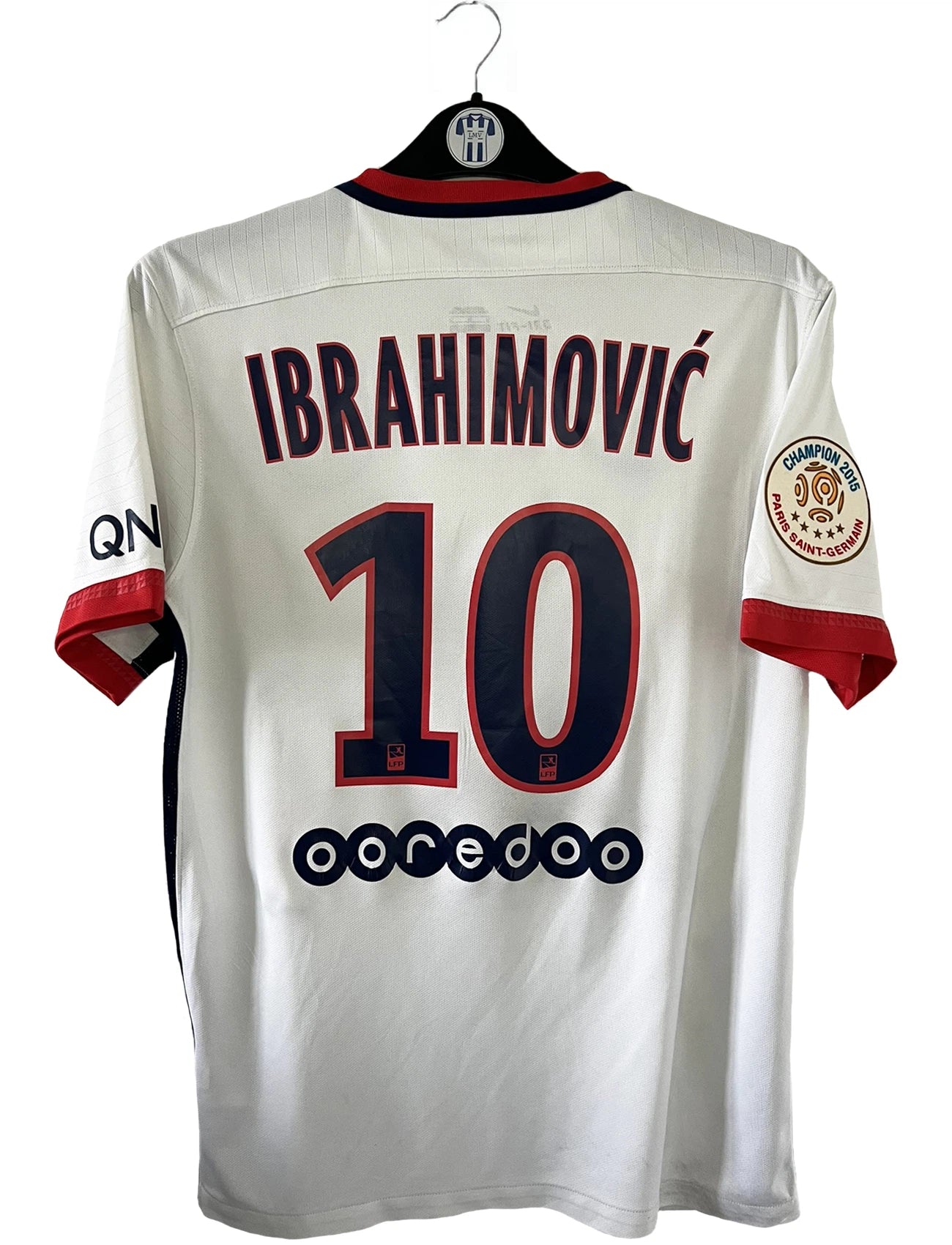 Maillot de foot vintage extérieur blanc du PSG de la saison 2015-2016. On peut retrouver l'équipementier nike et le sponsor fly emirates. Le maillot est floqué du numéro 10 Ibrahimovic. Il s'agit d'un maillot authentique d'époque comportant les numéros 88840899-106