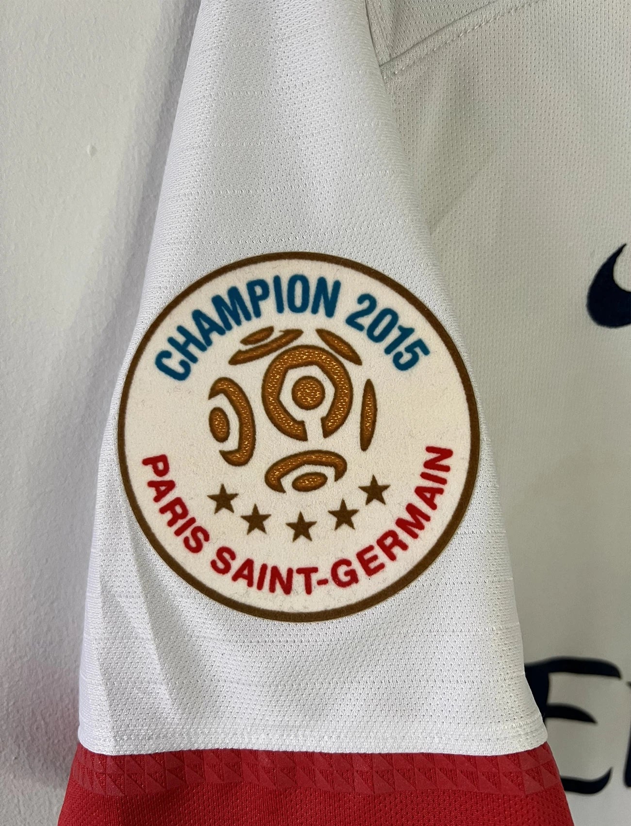 Maillot de foot vintage extérieur blanc du PSG de la saison 2015-2016. On peut retrouver l'équipementier nike et le sponsor fly emirates. Le maillot est floqué du numéro 10 Ibrahimovic. Il s'agit d'un maillot authentique d'époque comportant les numéros 88840899-106