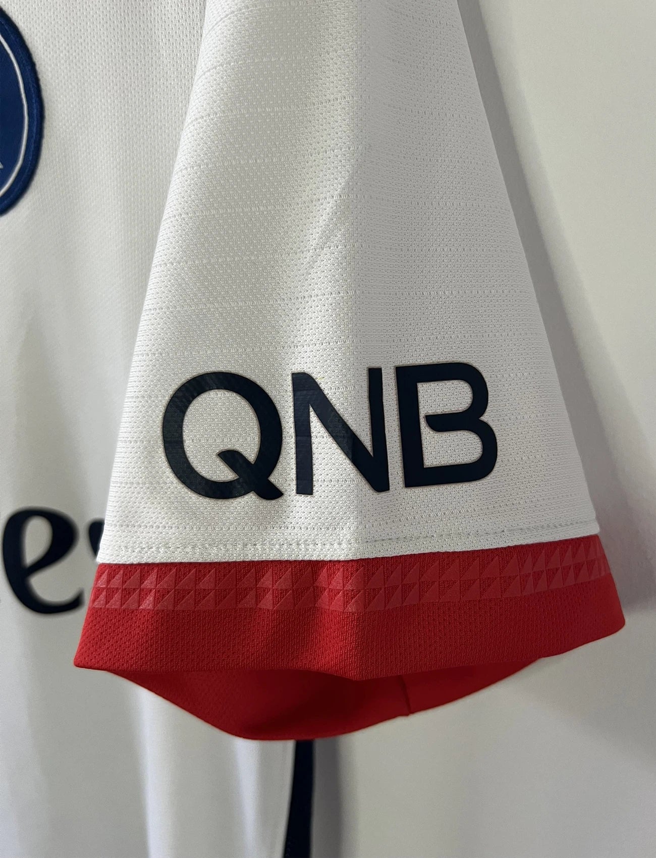 Maillot de foot vintage extérieur blanc du PSG de la saison 2015-2016. On peut retrouver l'équipementier nike et le sponsor fly emirates. Le maillot est floqué du numéro 10 Ibrahimovic. Il s'agit d'un maillot authentique d'époque comportant les numéros 88840899-106