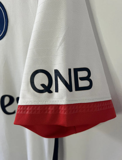 Maillot de foot vintage extérieur blanc du PSG de la saison 2015-2016. On peut retrouver l'équipementier nike et le sponsor fly emirates. Le maillot est floqué du numéro 10 Ibrahimovic. Il s'agit d'un maillot authentique d'époque comportant les numéros 88840899-106