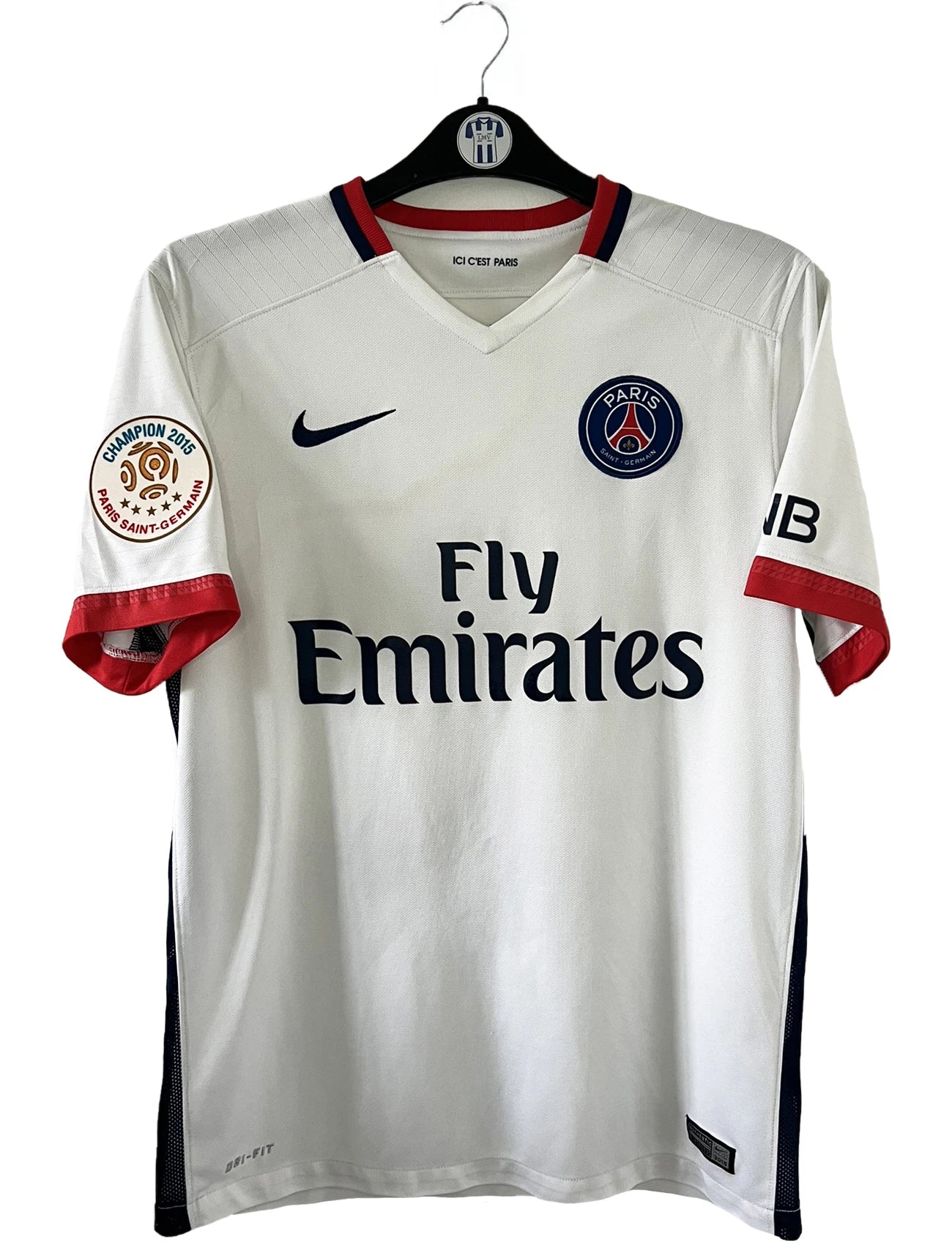 Maillot de foot vintage extérieur blanc du PSG de la saison 2015-2016. On peut retrouver l'équipementier nike et le sponsor fly emirates. Le maillot est floqué du numéro 10 Ibrahimovic. Il s'agit d'un maillot authentique d'époque comportant les numéros 88840899-106