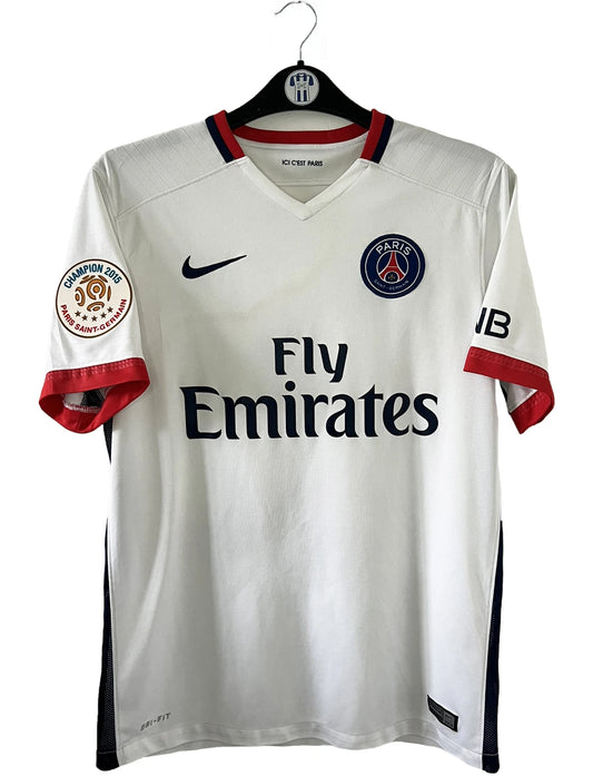 Maillot de foot vintage extérieur blanc du PSG de la saison 2015-2016. On peut retrouver l'équipementier nike et le sponsor fly emirates. Le maillot est floqué du numéro 10 Ibrahimovic. Il s'agit d'un maillot authentique d'époque comportant les numéros 88840899-106