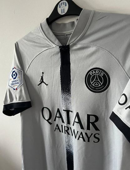 Maillot de foot vintage extérieur gris du PSG 2022/2023. On peut retrouver l'équipementier Nike Jordan et le sponsor Qatar Airways. Le maillot est floqué du numéro 10 Neymar. Il s'agit d'un maillot authentique d'époque.