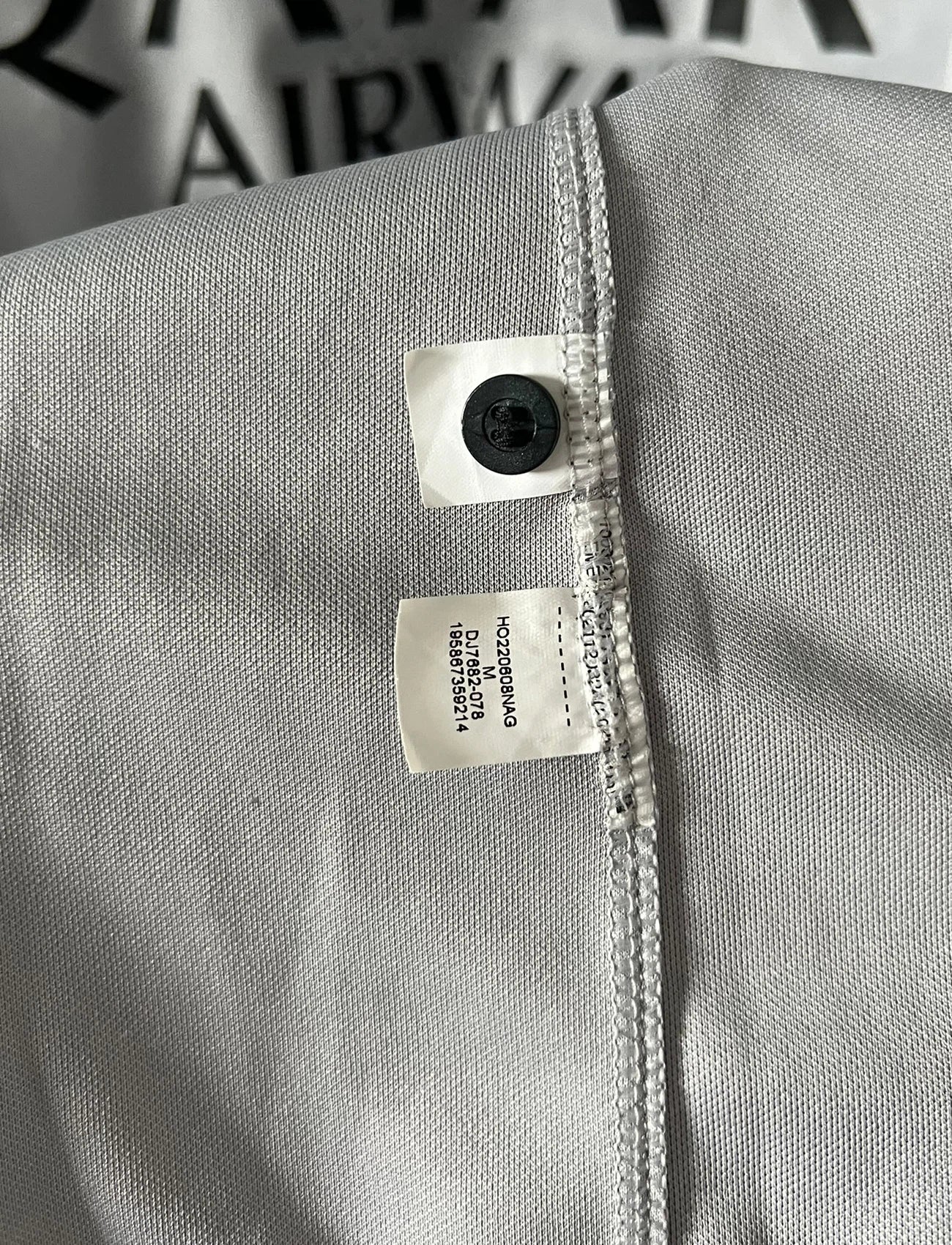 Maillot de foot vintage extérieur gris du PSG 2022/2023. On peut retrouver l'équipementier Nike Jordan et le sponsor Qatar Airways. Le maillot est floqué du numéro 10 Neymar. Il s'agit d'un maillot authentique d'époque.