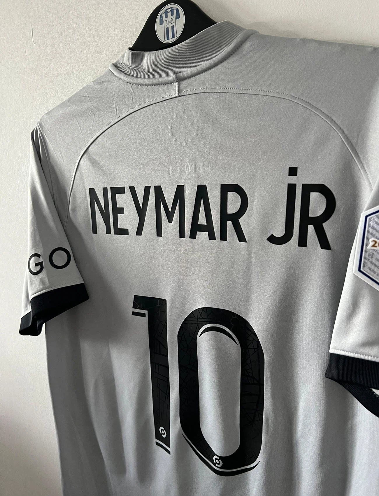 Maillot de foot vintage extérieur gris du PSG 2022/2023. On peut retrouver l'équipementier Nike Jordan et le sponsor Qatar Airways. Le maillot est floqué du numéro 10 Neymar. Il s'agit d'un maillot authentique d'époque.