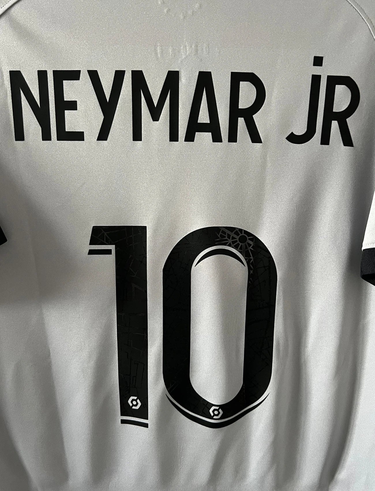 Maillot de foot vintage extérieur gris du PSG 2022/2023. On peut retrouver l'équipementier Nike Jordan et le sponsor Qatar Airways. Le maillot est floqué du numéro 10 Neymar. Il s'agit d'un maillot authentique d'époque.