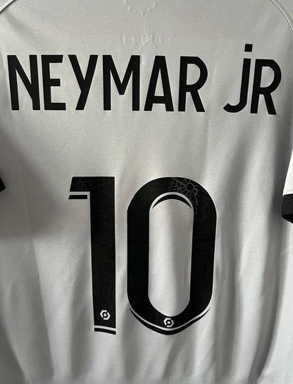 Maillot de foot vintage extérieur gris du PSG 2022/2023. On peut retrouver l'équipementier Nike Jordan et le sponsor Qatar Airways. Le maillot est floqué du numéro 10 Neymar. Il s'agit d'un maillot authentique d'époque.