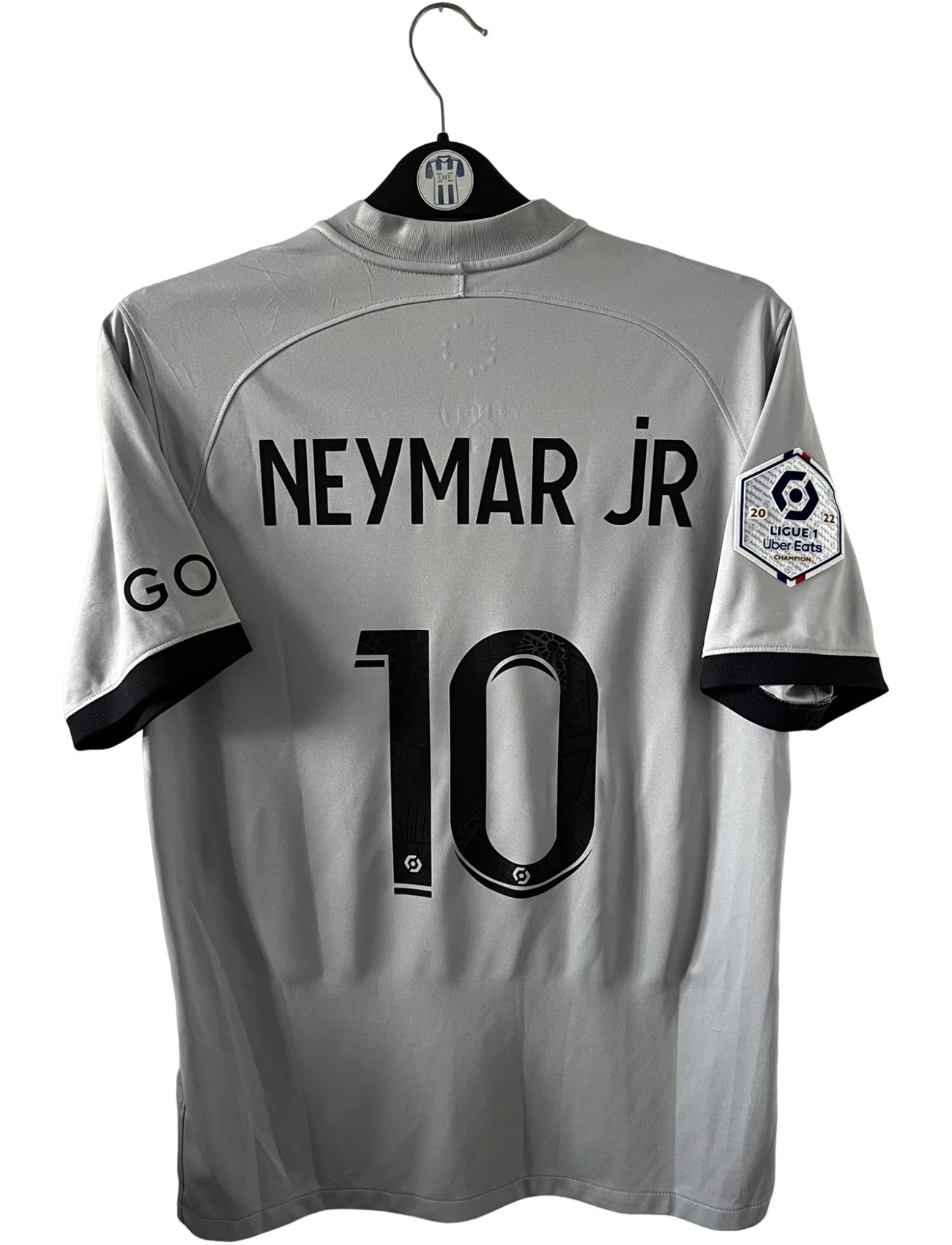 Maillot de foot vintage extérieur gris du PSG 2022/2023. On peut retrouver l'équipementier Nike Jordan et le sponsor Qatar Airways. Le maillot est floqué du numéro 10 Neymar. Il s'agit d'un maillot authentique d'époque.