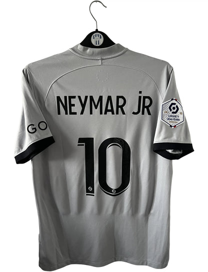Maillot de foot vintage extérieur gris du PSG 2022/2023. On peut retrouver l'équipementier Nike Jordan et le sponsor Qatar Airways. Le maillot est floqué du numéro 10 Neymar. Il s'agit d'un maillot authentique d'époque.