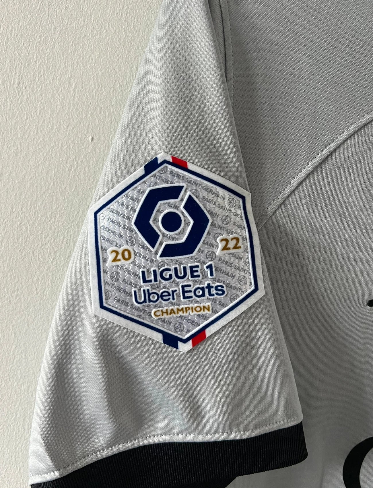 Maillot de foot vintage extérieur gris du PSG 2022/2023. On peut retrouver l'équipementier Nike Jordan et le sponsor Qatar Airways. Le maillot est floqué du numéro 10 Neymar. Il s'agit d'un maillot authentique d'époque.