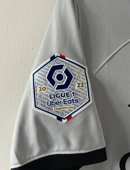 Maillot de foot vintage extérieur gris du PSG 2022/2023. On peut retrouver l'équipementier Nike Jordan et le sponsor Qatar Airways. Le maillot est floqué du numéro 10 Neymar. Il s'agit d'un maillot authentique d'époque.