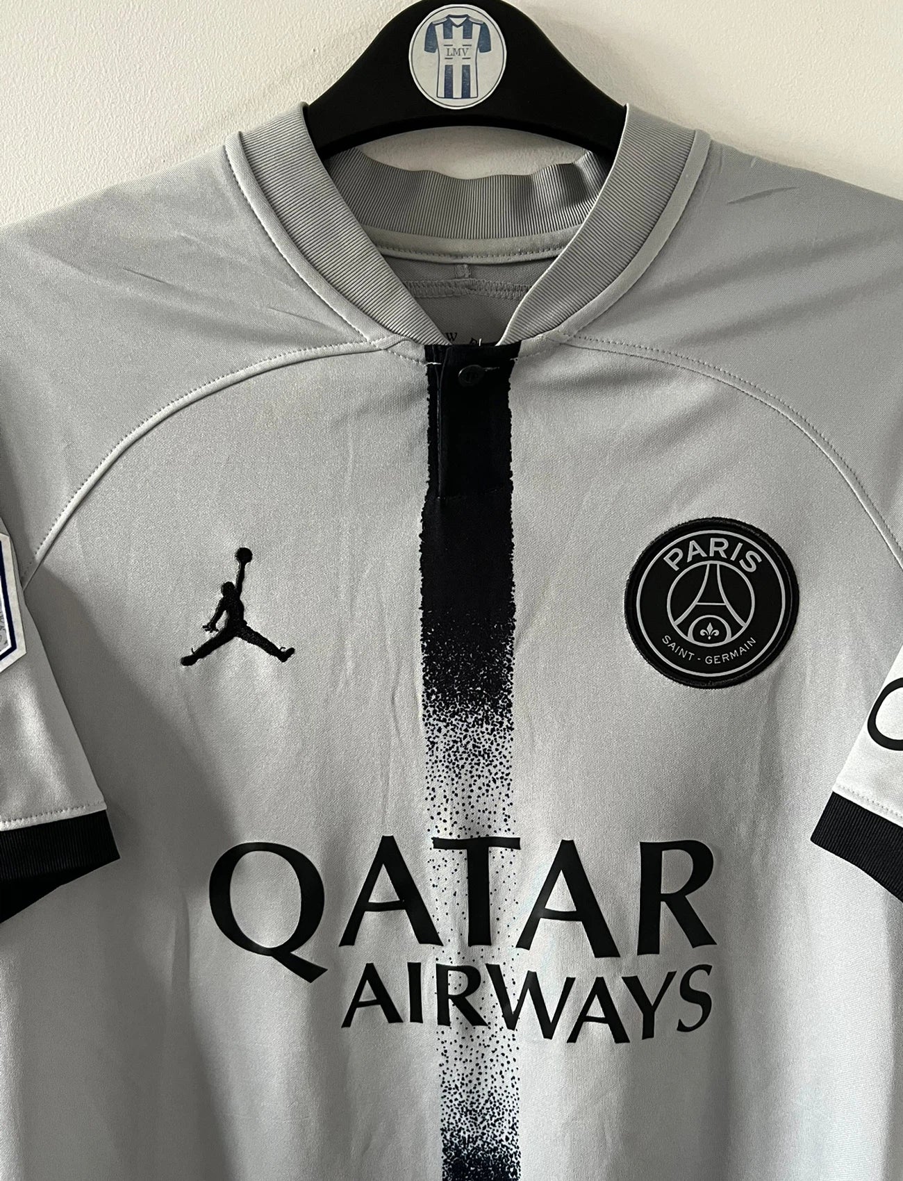 Maillot de foot vintage extérieur gris du PSG 2022/2023. On peut retrouver l'équipementier Nike Jordan et le sponsor Qatar Airways. Le maillot est floqué du numéro 10 Neymar. Il s'agit d'un maillot authentique d'époque.