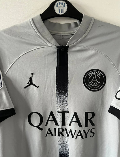Maillot de foot vintage extérieur gris du PSG 2022/2023. On peut retrouver l'équipementier Nike Jordan et le sponsor Qatar Airways. Le maillot est floqué du numéro 10 Neymar. Il s'agit d'un maillot authentique d'époque.