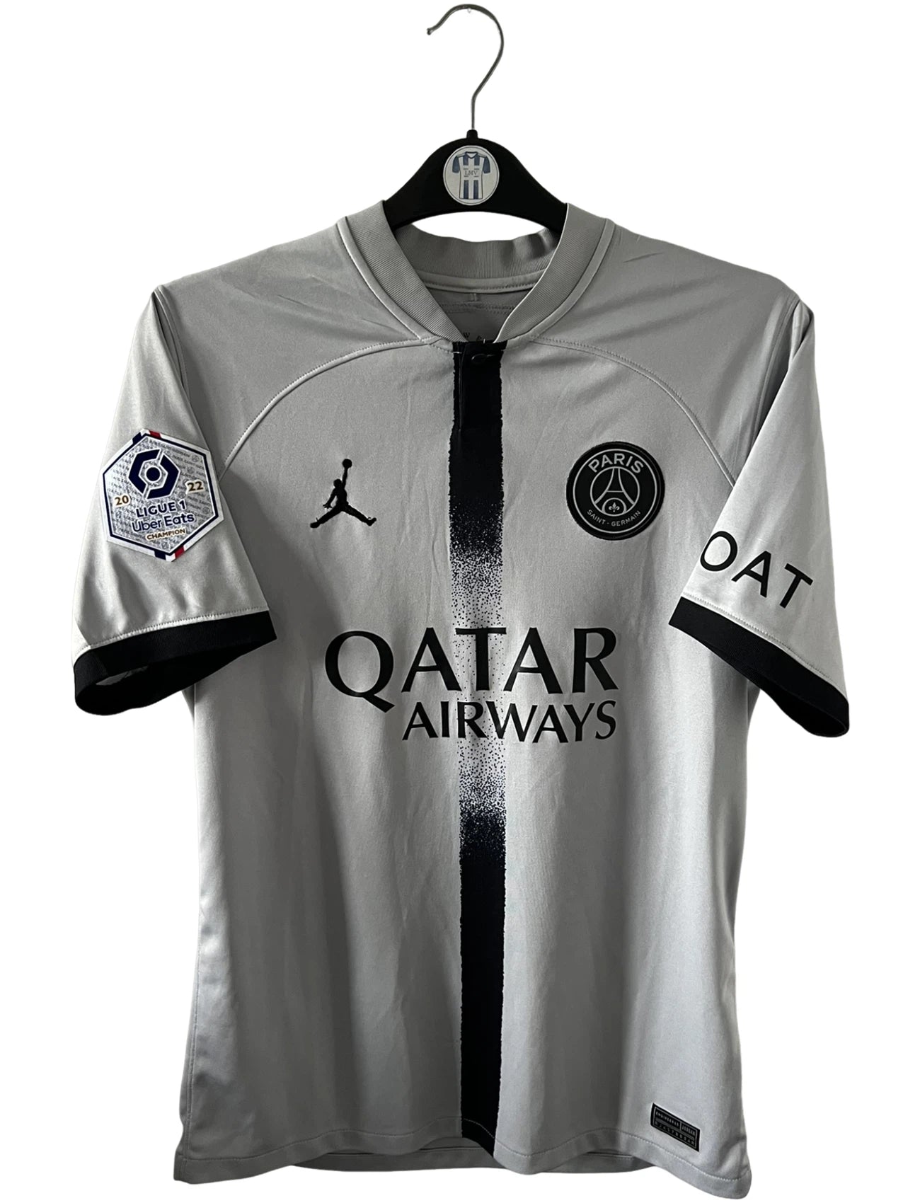 Maillot de foot vintage extérieur gris du PSG 2022/2023. On peut retrouver l'équipementier Nike Jordan et le sponsor Qatar Airways. Le maillot est floqué du numéro 10 Neymar. Il s'agit d'un maillot authentique d'époque.