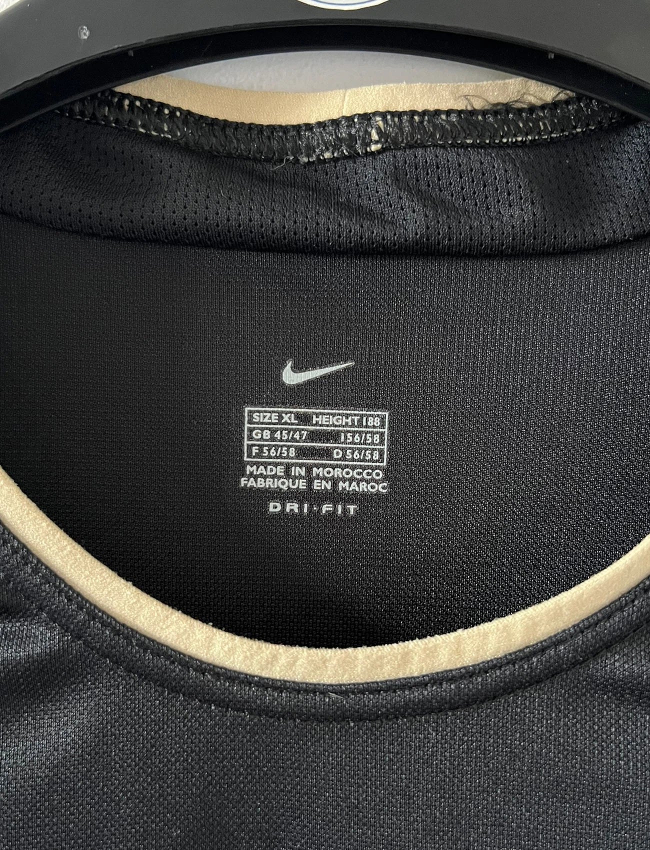 Maillot de foot vintage extérieur noir du RC Lens 2002/2003. On peut retrouver l'équipementier Nike et le sponsor Orange. Il s'agit d'un maillot authentique d'époque.