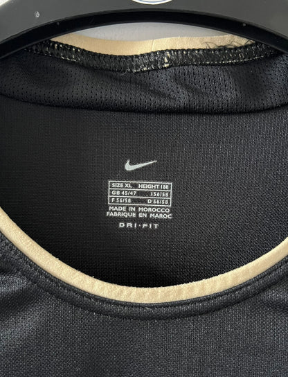 Maillot de foot vintage extérieur noir du RC Lens 2002/2003. On peut retrouver l'équipementier Nike et le sponsor Orange. Il s'agit d'un maillot authentique d'époque.
