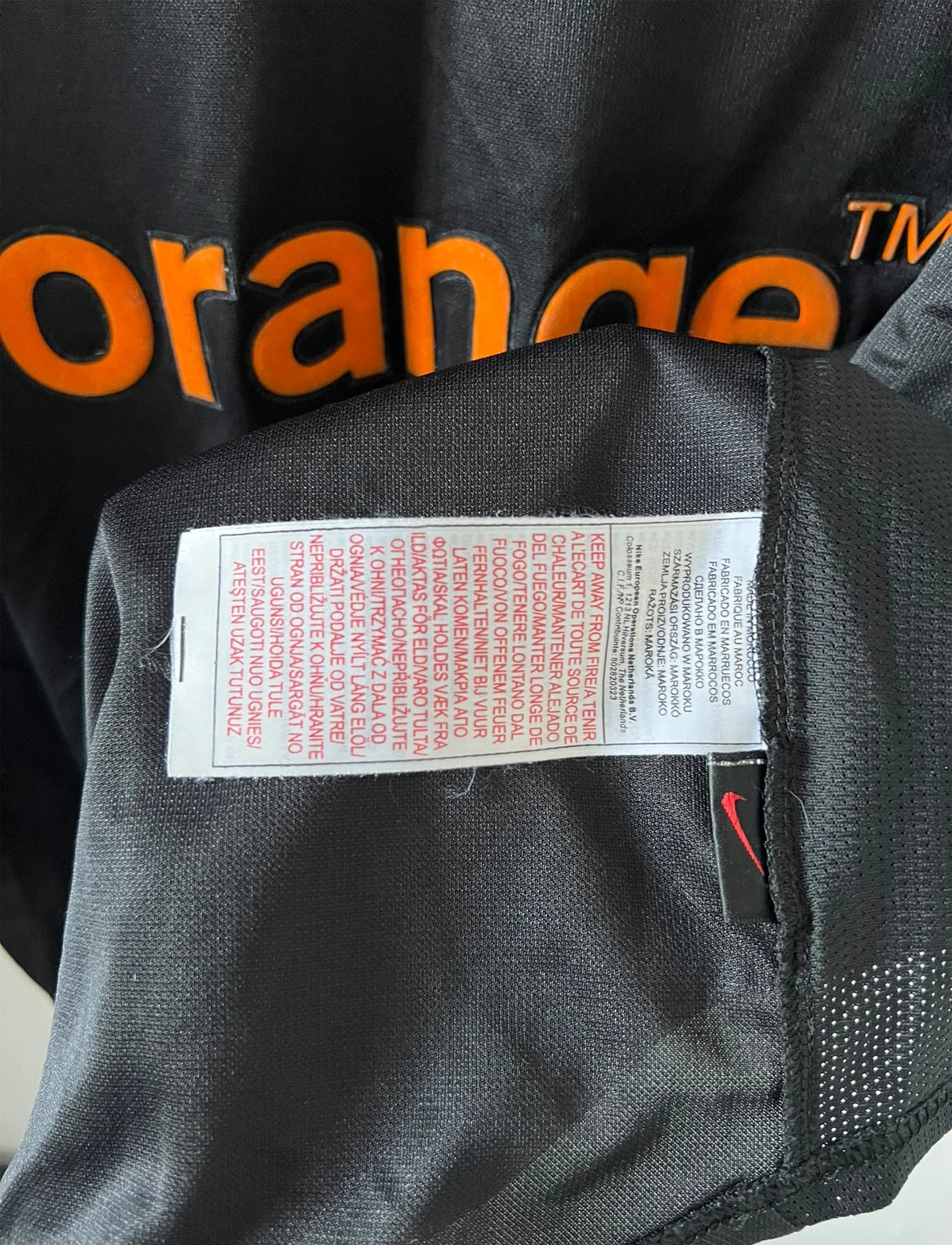 Maillot de foot vintage extérieur noir du RC Lens 2002/2003. On peut retrouver l'équipementier Nike et le sponsor Orange. Il s'agit d'un maillot authentique d'époque.