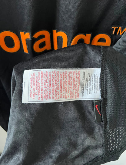 Maillot de foot vintage extérieur noir du RC Lens 2002/2003. On peut retrouver l'équipementier Nike et le sponsor Orange. Il s'agit d'un maillot authentique d'époque.