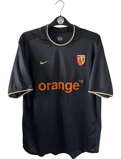 Maillot de foot vintage extérieur noir du RC Lens 2002/2003. On peut retrouver l'équipementier Nike et le sponsor Orange. Il s'agit d'un maillot authentique d'époque.