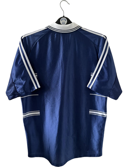 Maillot de foot vintage extérieur bleu du real madrid 1998/1999. On peut retrouver l'équipementier Adidas et le sponsor Teka. Il s'agit d'un maillot authentique d'époque.