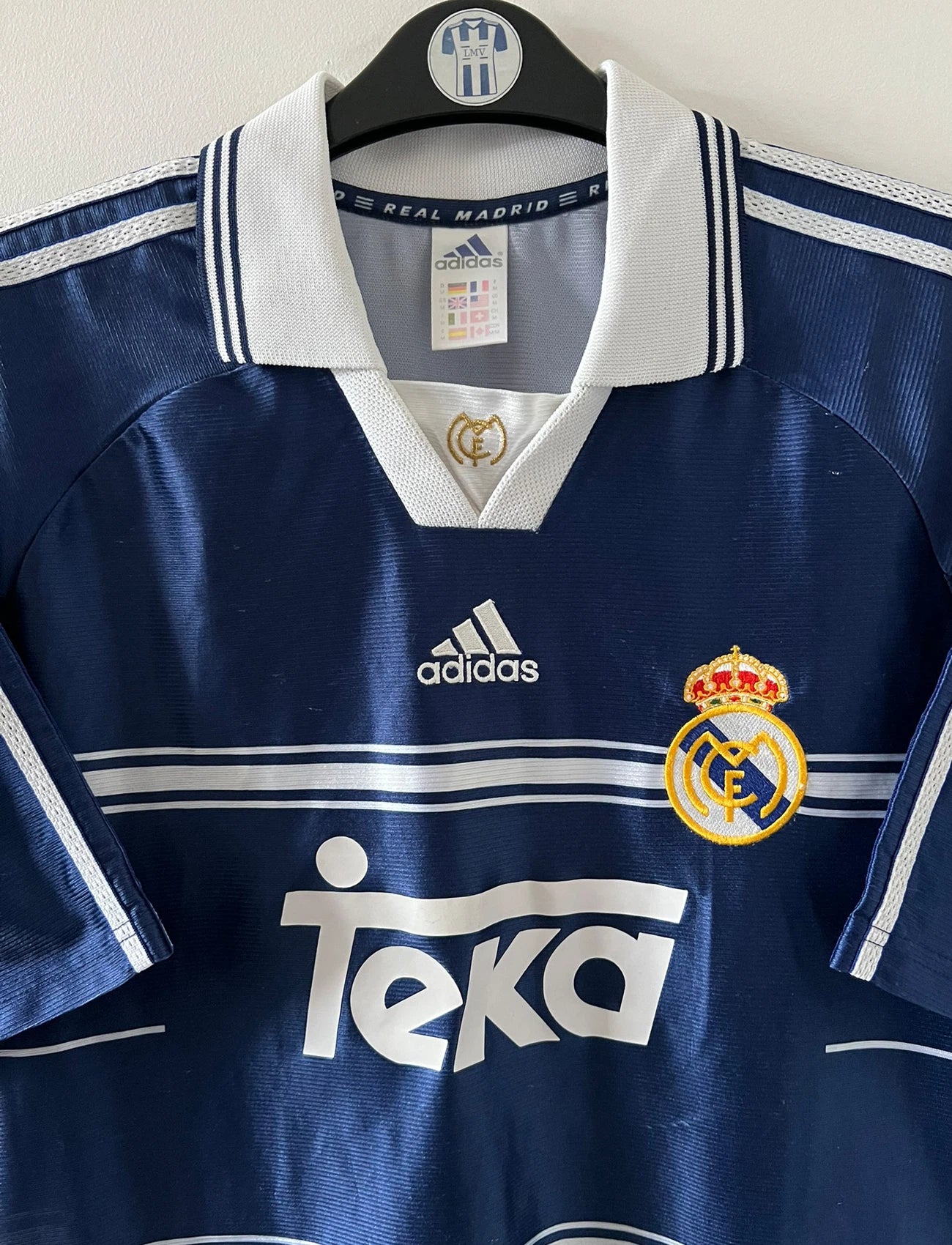 Maillot de foot vintage extérieur bleu du real madrid 1998/1999. On peut retrouver l'équipementier Adidas et le sponsor Teka. Il s'agit d'un maillot authentique d'époque.