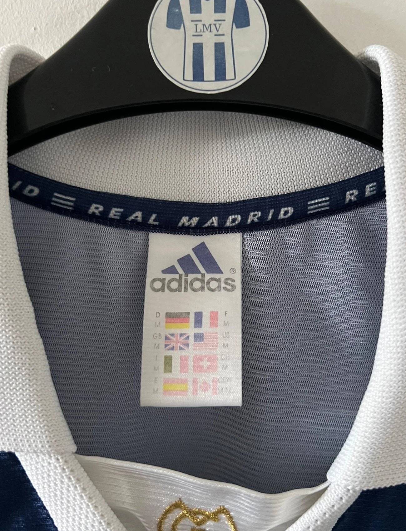 Maillot de foot vintage extérieur bleu du real madrid 1998/1999. On peut retrouver l'équipementier Adidas et le sponsor Teka. Il s'agit d'un maillot authentique d'époque.