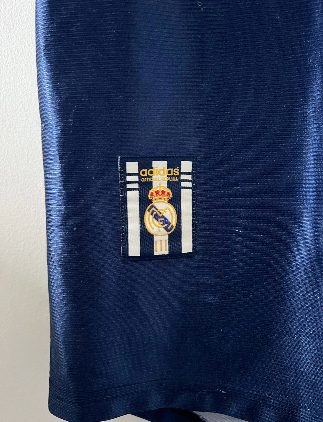 Maillot de foot vintage extérieur bleu du real madrid 1998/1999. On peut retrouver l'équipementier Adidas et le sponsor Teka. Il s'agit d'un maillot authentique d'époque.
