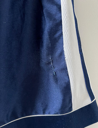Maillot de foot vintage extérieur bleu du real madrid 1998/1999. On peut retrouver l'équipementier Adidas et le sponsor Teka. Il s'agit d'un maillot authentique d'époque.