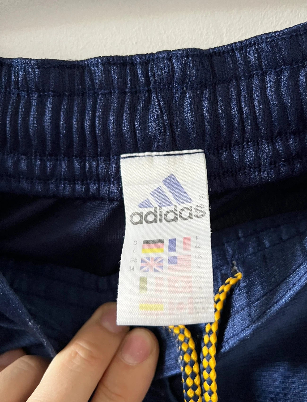 Maillot de foot vintage extérieur bleu du real madrid 1998/1999. On peut retrouver l'équipementier Adidas et le sponsor Teka. Il s'agit d'un maillot authentique d'époque.