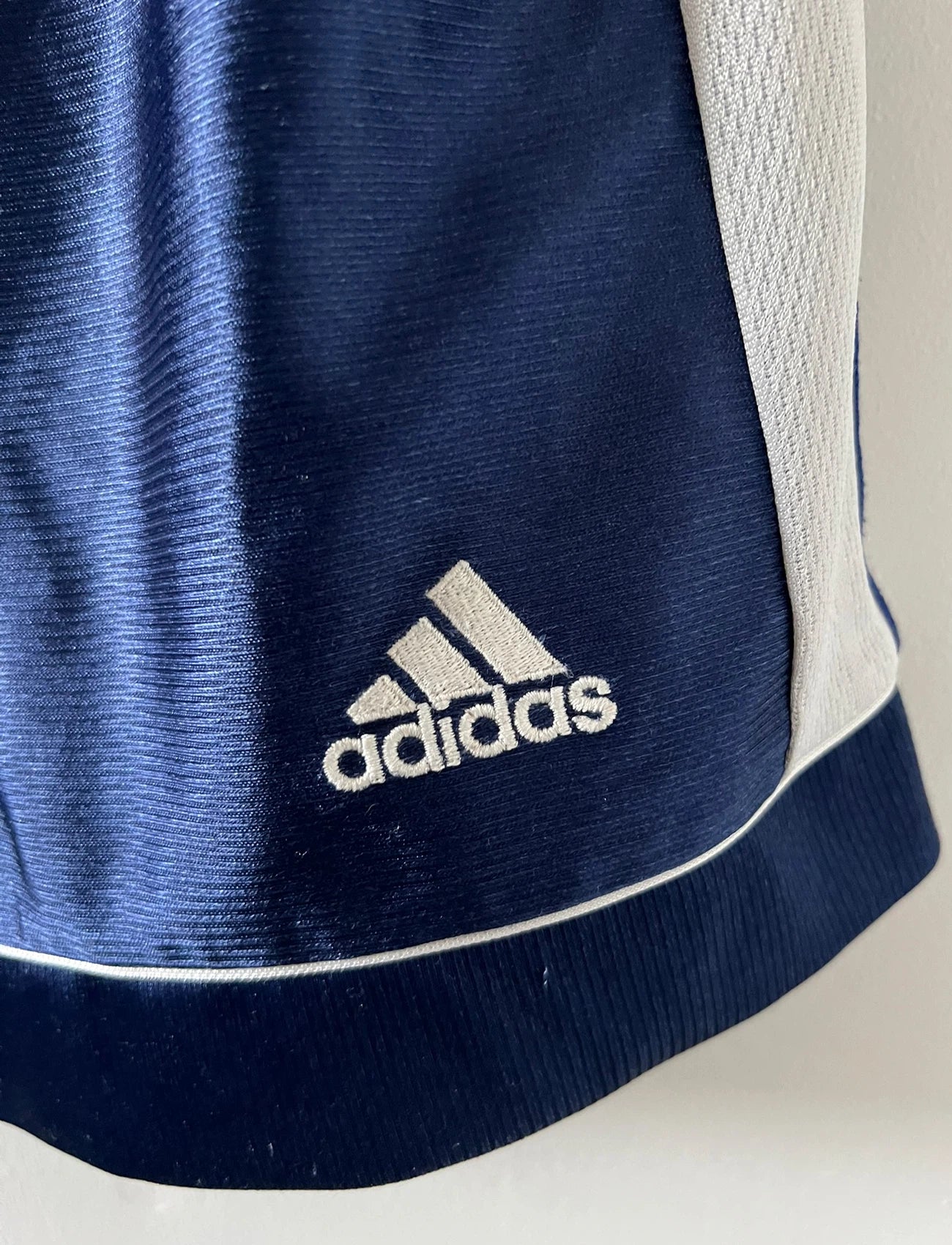 Maillot de foot vintage extérieur bleu du real madrid 1998/1999. On peut retrouver l'équipementier Adidas et le sponsor Teka. Il s'agit d'un maillot authentique d'époque.
